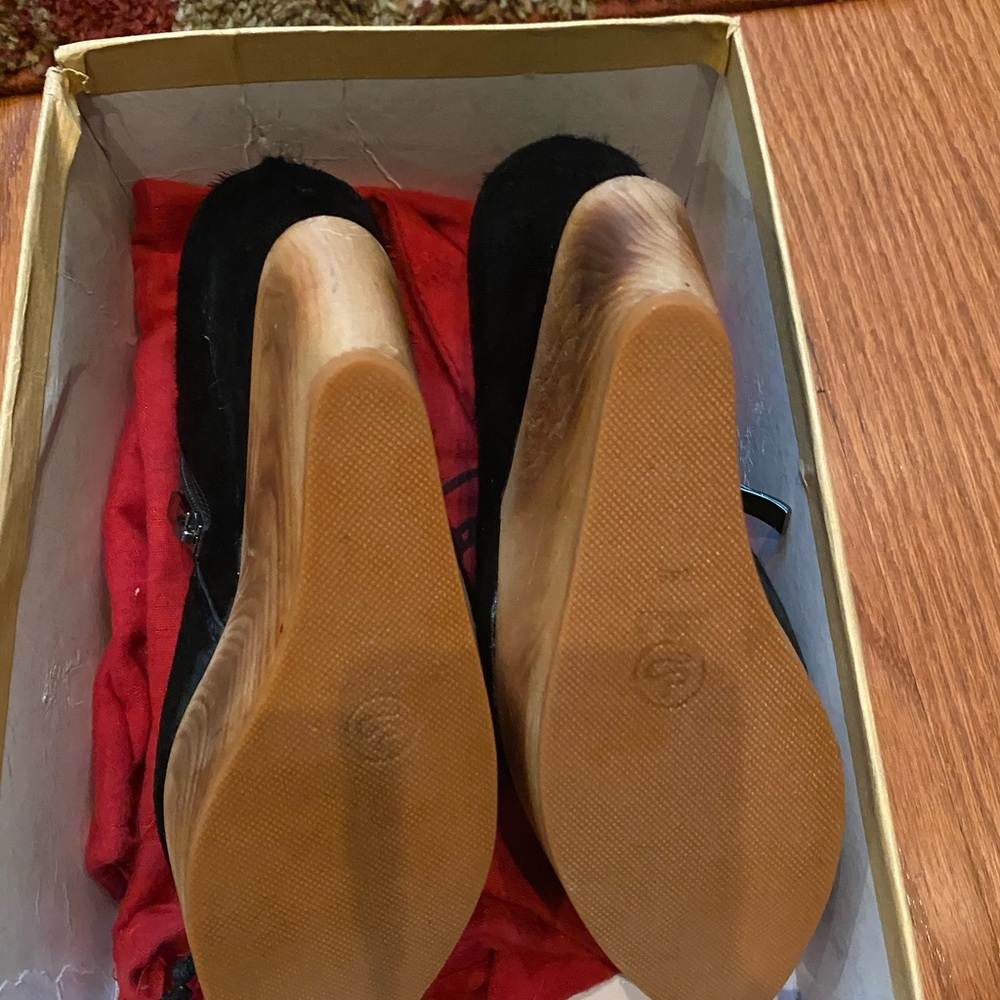 Shoes - Picture 8 of 10